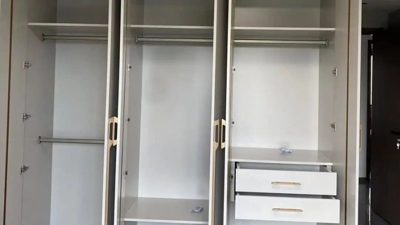 在定制家具加盟店中，员工考核标准的制定至关重要。首先，应遵循以下原则：